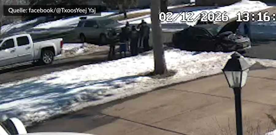 Die Beamten der US-Migrationsbehörde nehmen Flores daraufhin fest.