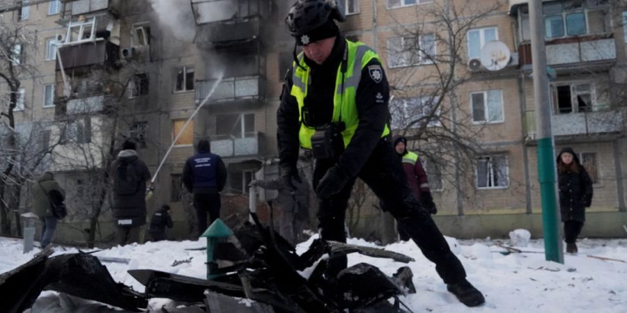 ARCHIV - Ein ukrainischer Polizist untersucht Fragmente einer russischen Drohne. Foto: Andrii Marienko/AP/dpa/Archivbild