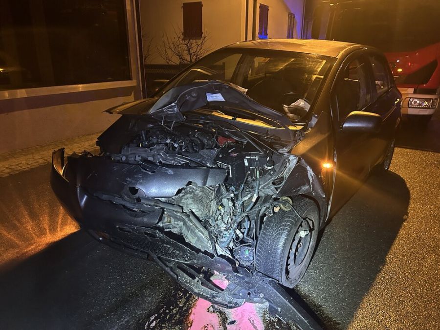 Beide Fahrer wurden bei der Kollision verletzt.