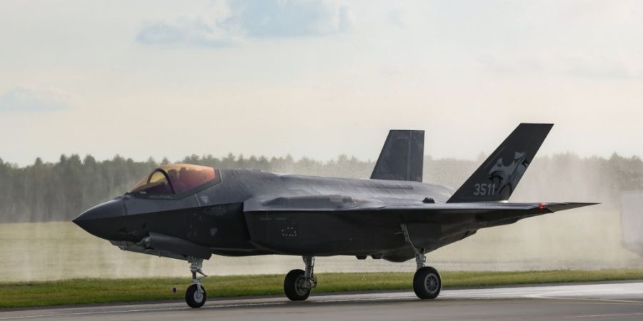 Die ersten F-35-Kampfflugzeuge werden ab Mitte 2028 in Payerne VD erwartet. In Meiringen BE soll es ab 2030 so weit sein, zwei Jahre später dann auch in Emmen LU. Wo die Lärmgrenze we...