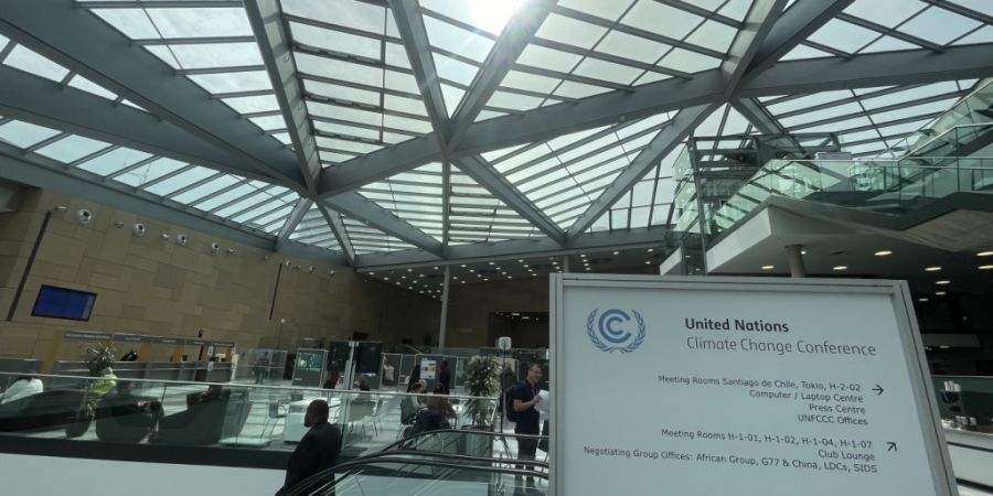 ARCHIV - Ein Hinweisschild der UN-Klimakonferenz steht im Foyer des World Conference Center in Bonn. Foto: Christoph Driessen/dpa/Archivbild