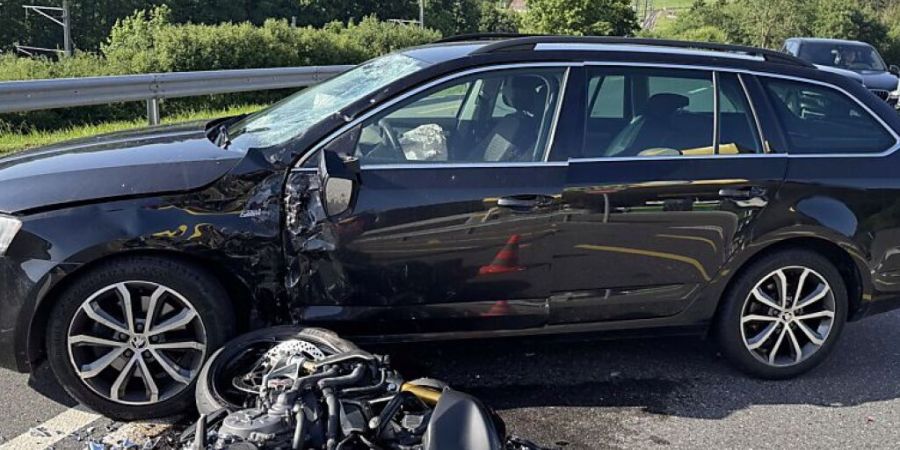 Ein Motorradfahrer wurde in Bennau nach einer Kollision mit einem Auto erheblich verletzt.