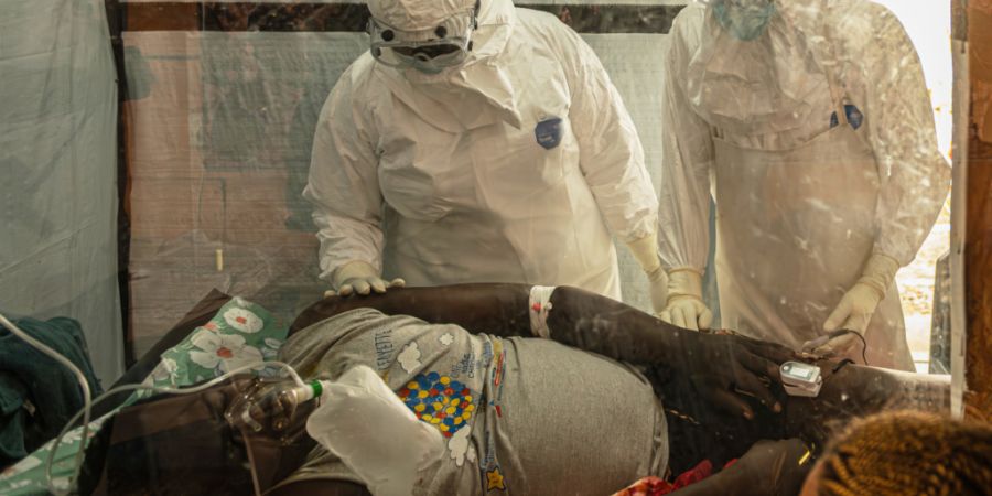 Medizinisches Personal versorgt einen Ebola-Patienten im Behandlungszentrum Rwampara. Foto: Moses Sawasawa/AP/dpa
