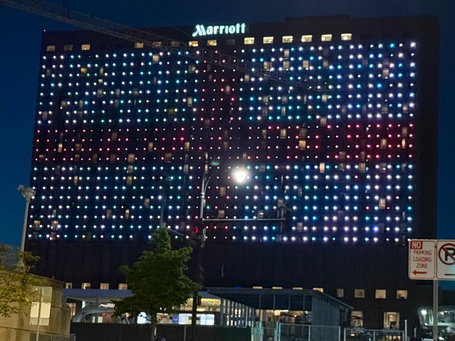 Die Farben wären zumindest korrekt.