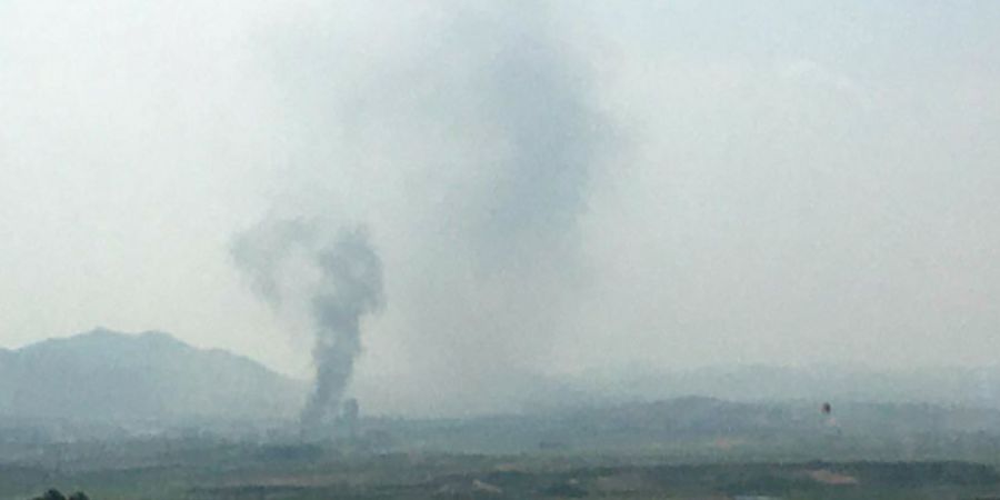 ARCHIV - Rauch steigt in der nordkoreanischen Grenzstadt Kaesong auf. Foto: -/YNA/dpa - ACHTUNG: Nur zur redaktionellen Verwendung im Zusammenhang mit der aktuellen Berichterstattung un...