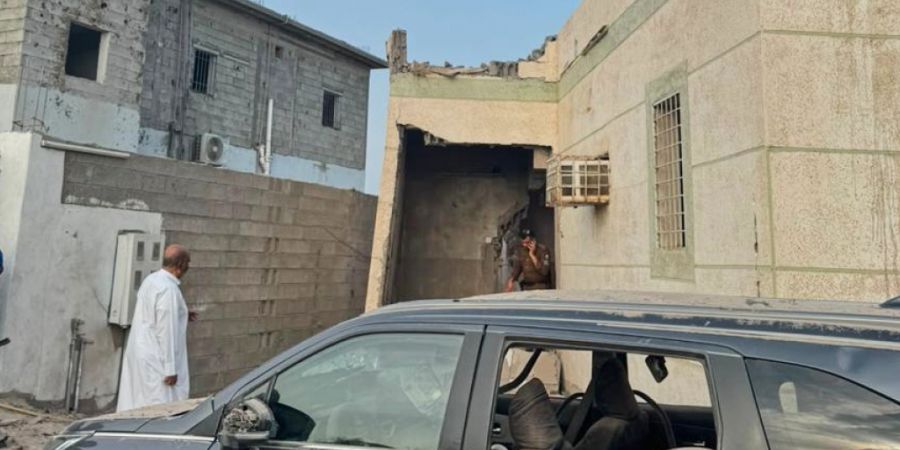 HANDOUT - Dieses von der Saudi Press Agency zur Verfügung gestellte Foto zeigt Schäden an einem Gebäude, nachdem an der südlichen Grenze zum Jemen ein Geschoss eingeschlagen war. Fo...