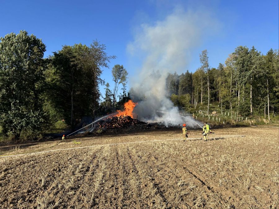 Ein Holzlager in der Nähe fing in der Folge Feuer.