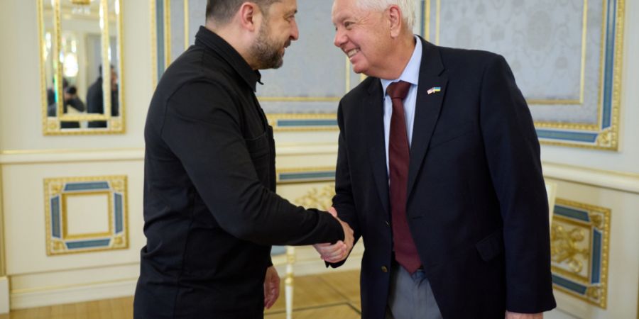 HANDOUT - Der ukrainische Präsident Wolodymyr Selenskyj (l) reicht dem US-Senator Lindsey Graham die Hand. Foto: Uncredited/Ukrainian Presidential Press Office via AP/dpa - ACHTUNG: Nu...