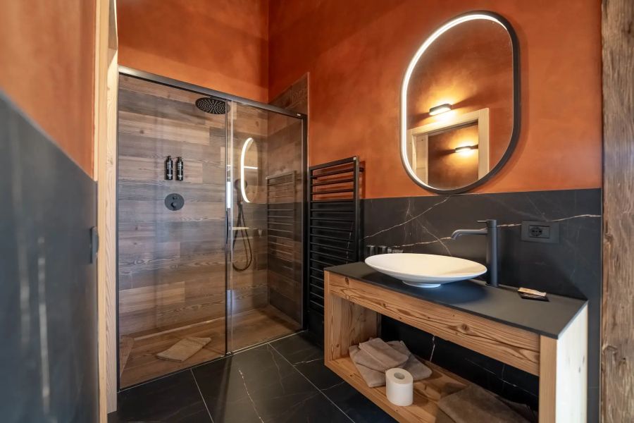 Marmor statt Massivholz-Waschbecken: Auch im Bad setzt die Berghütte auf Hotel-Standard statt auf Zufluchtsort-Charme.