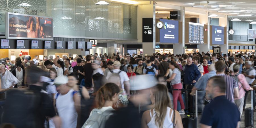 Sommerferienzeit: der Flughafen Zürich hat im Juli noch mehr Passagiere und Flüge verzeichnet als noch vor einem Jahr. (Archivbild)