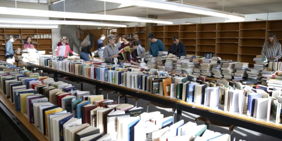 Die Unibibliothek Basel trocknete rund Tausend eingenässte Bücher in ihren Räumen. 2000 weitere Bücher wurden extern mittels Gefriertrocknung gerettet.