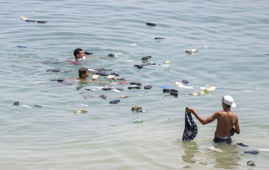 Tausende junge Menschen schwimmen durchs Meer, um die spanische Exklave Ceuta zu erreichen.