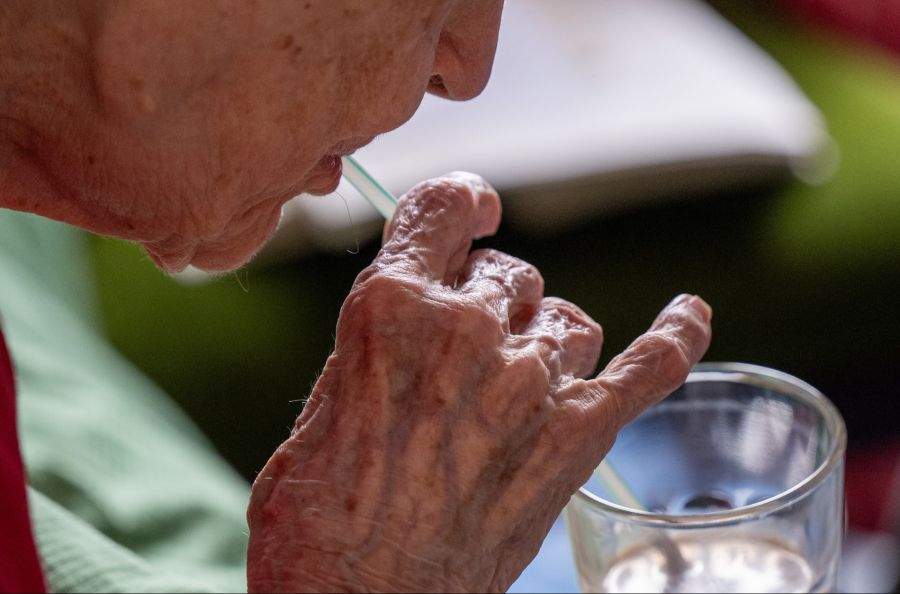 Ältere Menschen haben ein vermindertes Durstempfinden, aber manchmal trinken sie auf bewusst weniger.