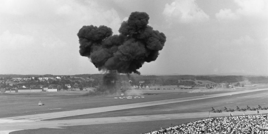 Im Jahr 1964 feierte die Schweizer Luftwaffe ihr 50-jähriges Bestehen. Zur Feier des Tages warf sie auf dem Militärflugplatz Dübendorf eine Napalm-Bombe ab. Das Publikum, in sicherer...