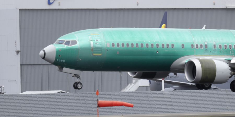 Bei einigen Flugzeugen des älteren Boeing-Typs 737NG wurden in den vergangenen Jahren Risse neben der Vordertür gefunden. Jetzt sollen zur Sicherheit auch gut 470 neuere Max-Modelle g...