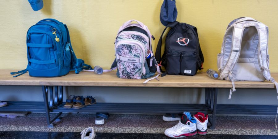Der Schulalltag ist zurück: Im Kanton Aargau besuchen ab Montag rund 85'300 Schülerinnen und Schüler die Volksschule. (Symbolbild)
