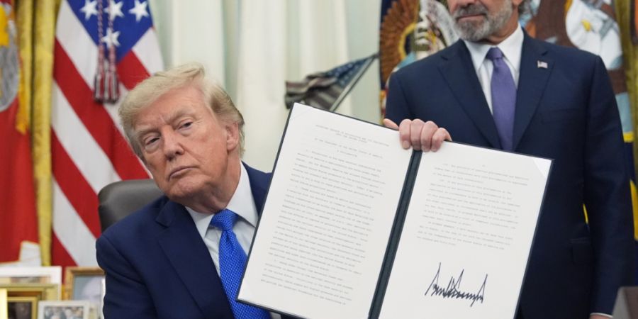 US-Präsident Donald Trump hat ein neues Dekret unterschrieben, das einen Mindesteinfuhrpreis für Polysilizium und entsprechende Folgeprodukte und einen pauschalen Zoll in 15 Prozent f...