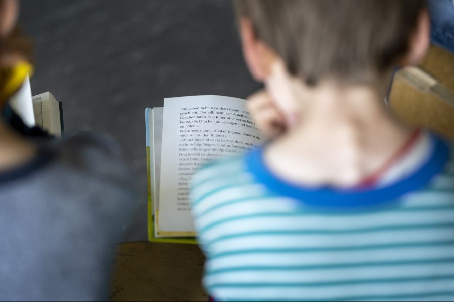 Auch das Lesen fällt Schweizer Schülern zunehmend schwerer.