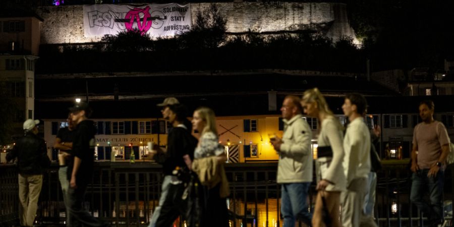 Die linksautonomen Aktivistinnen und Aktivisten fordern «Solidarität statt Aufrüstung».