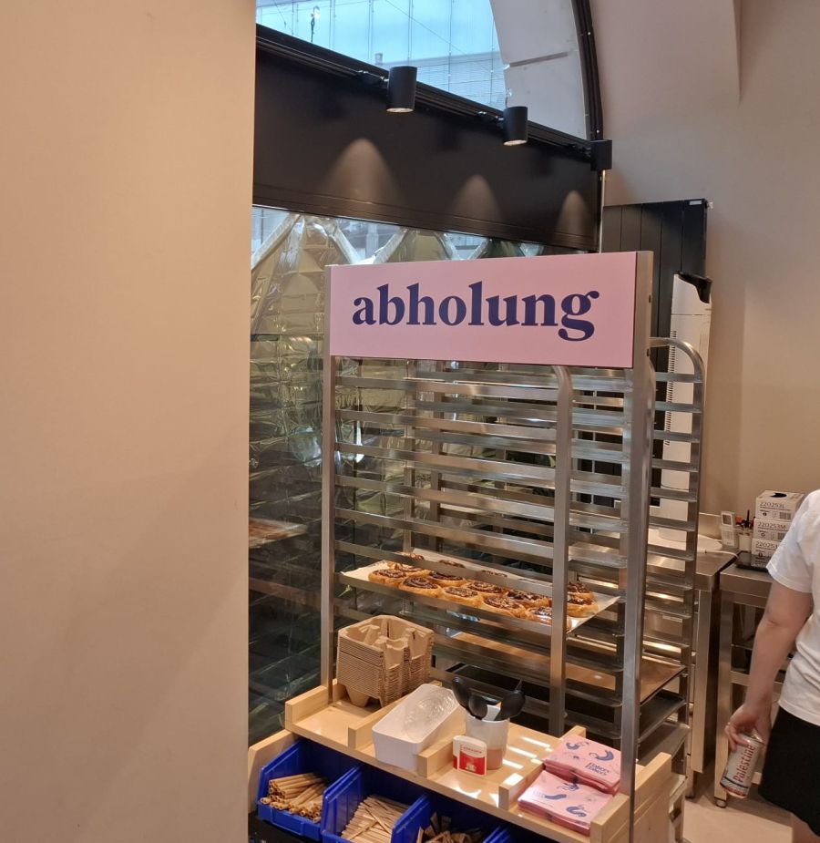 Die Lösung: Sonnenschutzdecken am Schaufenster.