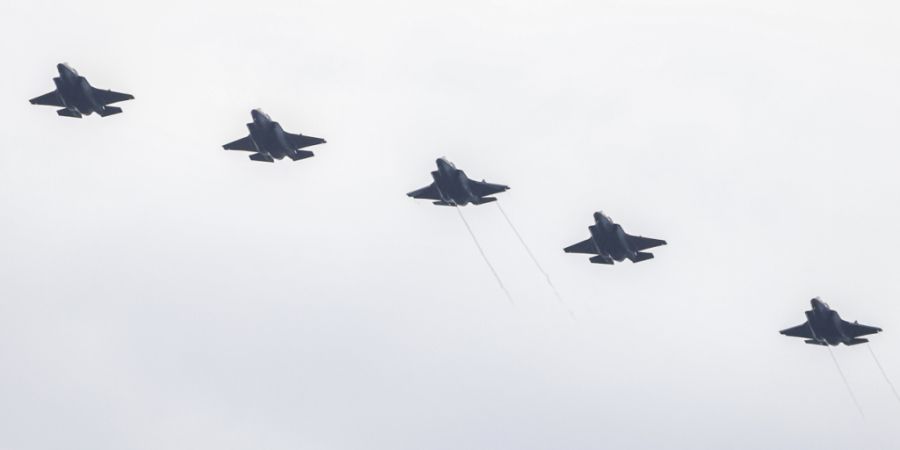 ARCHIV - Kampfflugzeuge vom Typ Lockheed Martin F-35B der US-Marines fliegen über die Roosevelt Roads Naval Station. Foto: Kendall Torres Cortés/dpa (Archivbild)
