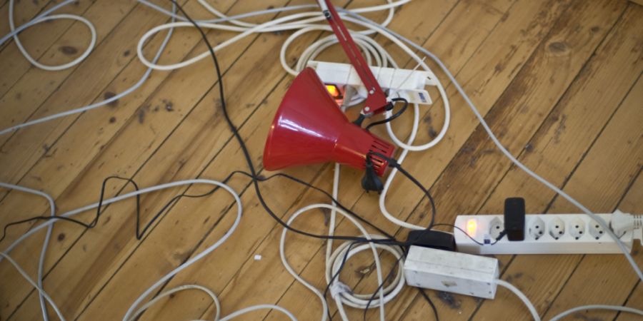 Kundinnen und Kunden der SAK werden kommendes Jahr leicht mehr bezahlen für den Strom. (Symbolbild)