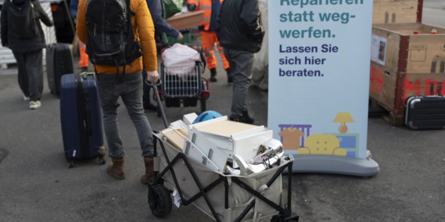 Die Stadt Zürich setzt aufs Reparieren statt Wegwerfen. Die SVP will der Bevölkerung lieber die Entsorgungscoupons zurückgeben. (Archivbild)