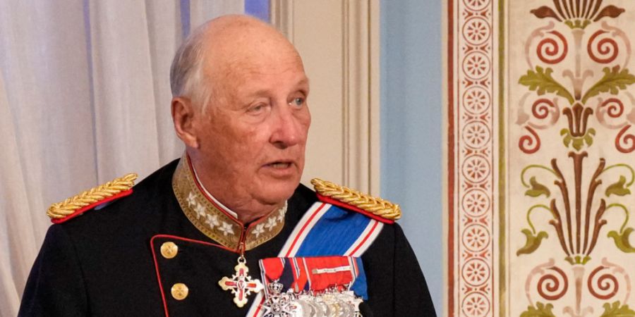 ARCHIV - König Harald hält eine Rede vor dem Galadinner im Palast im Zusammenhang mit dem Staatsbesuch der isländischen Präsidentin Tomasdottir und ihres Ehemanns Skulason. Foto: Fr...