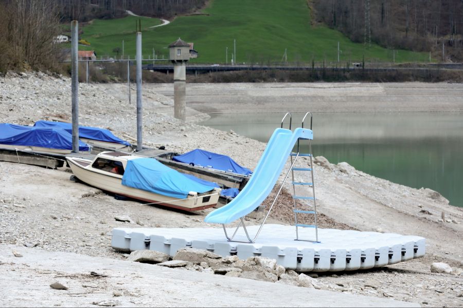 Die Trockenheit ist gross und die Pegelstände wie hier am Luganerseee sind tief.