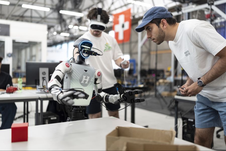 «Man muss sich keine Sorgen machen, dass man bald überflüssig wird wegen Automatisierung und Künstlicher Intelligenz», sagt Brogli.