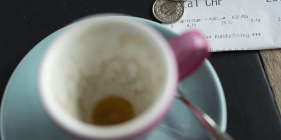Restaurants und Hotels sollen verpflichtet werden, Bargeld zu akzeptieren. Das fordern Grossratsmitglieder von bürgerlicher Seite. Der Regierungsrat winkt ab. (Symbolbild)