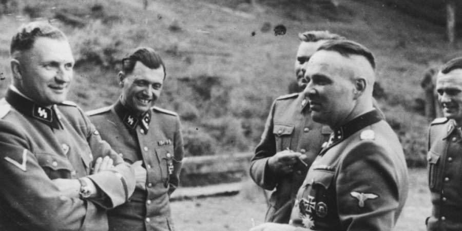 Die Aufnahme aus dem US Holocaust Memorial Museum zeigt Josef Mengele (zweiter von links) bei einem Treffen mit SS-Offizieren im Jahr 1944 bei Auschwitz.