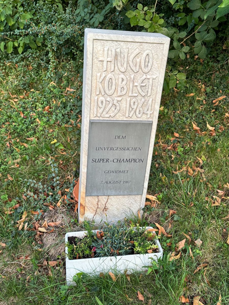 Ikone der Offenen Rennbahn - im Eingangsbereich des Ovals steht der Grabstein des unvergesslichen Hugo Koblet.