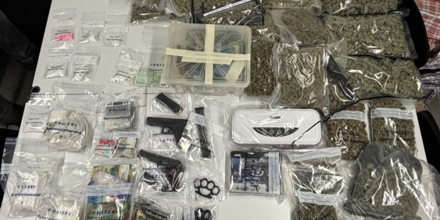 Die Polizei fand unter anderem Kokain, Marihuana, Ketamin und Ecstasy sowie Waffen.