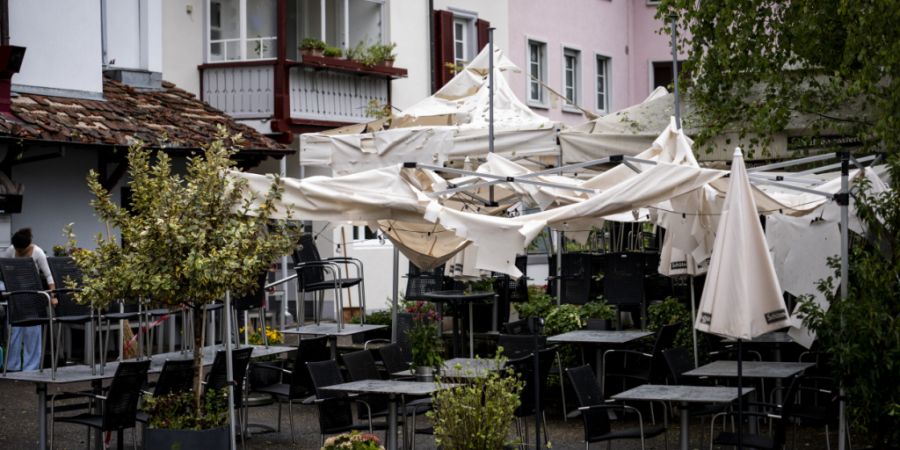 Ein Bild der Zerstörung: Der Hagelsturm beschädigte einen Pavillon eines Restaurants in Bülach. (Archivbild)