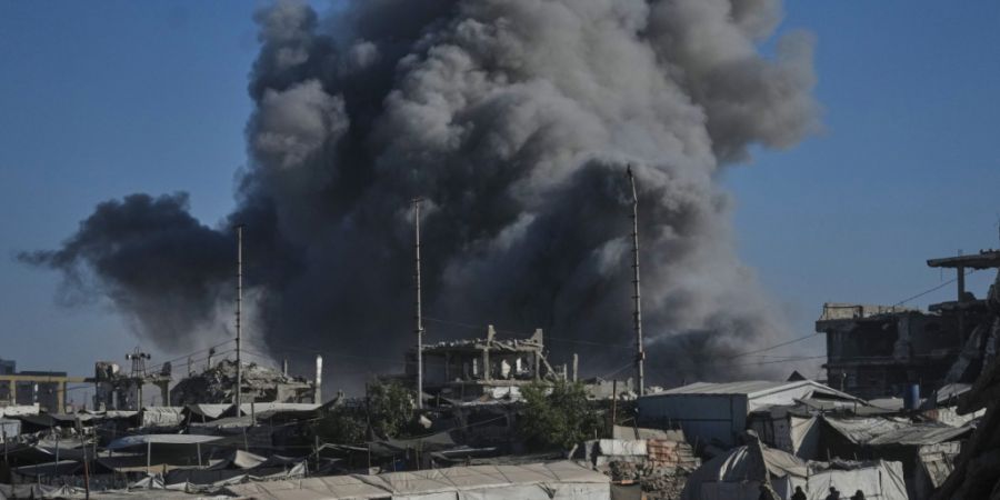 ARCHIV - Nach einem israelischen Militärschlag steigt Rauch im Gaza auf. Foto: Jehad Alshrafi/AP/dpa/Archivbild
