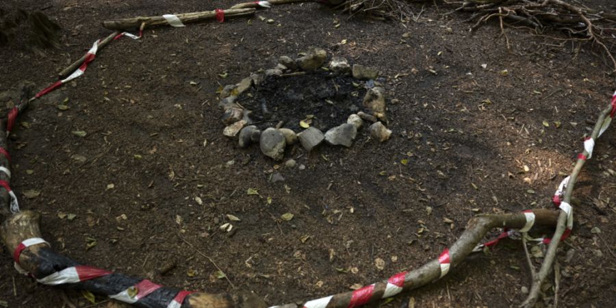 Der Kanton St. Gallen lockert das Feuer- und Feuerwerksverbot. Im Wald und dessen Nähe bleiben Feuer und Feuerwerke allerdings verboten. (Symbolbild)