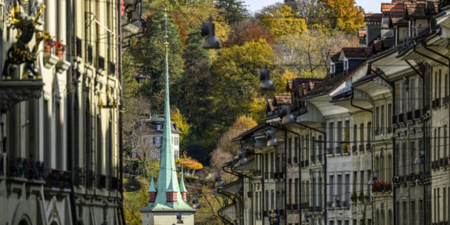 Der bernische Grosse Rat diskutiert im September erneut über die Frage, wie die Kirchensteuer für Unternehmen künftig ausgestaltet sein soll. (Symbolbild)