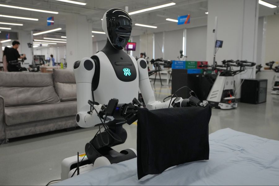 Damit lernen Roboter, Routinearbeiten künftig selbstständig zu erledigen.