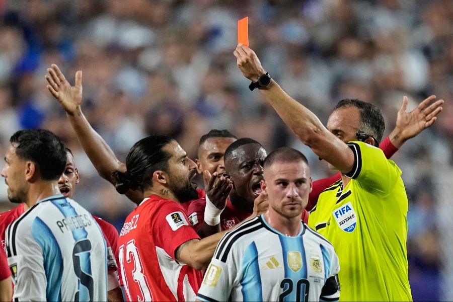 Breel Embolo kassiert im WM-Viertelfinal Gelb-Rot und fliegt vom Platz.