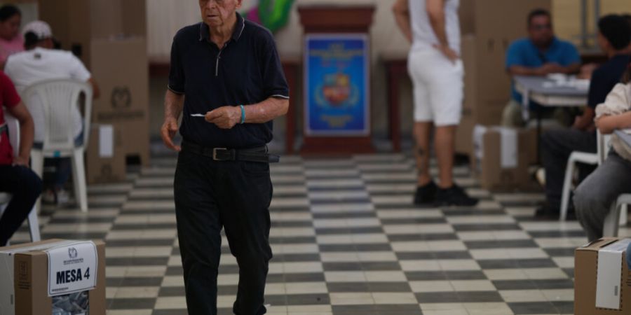 Menschen wählen während der Präsidentschaftswahlen in Puerto Colombia. Foto: Ivan Valencia/AP/dpa