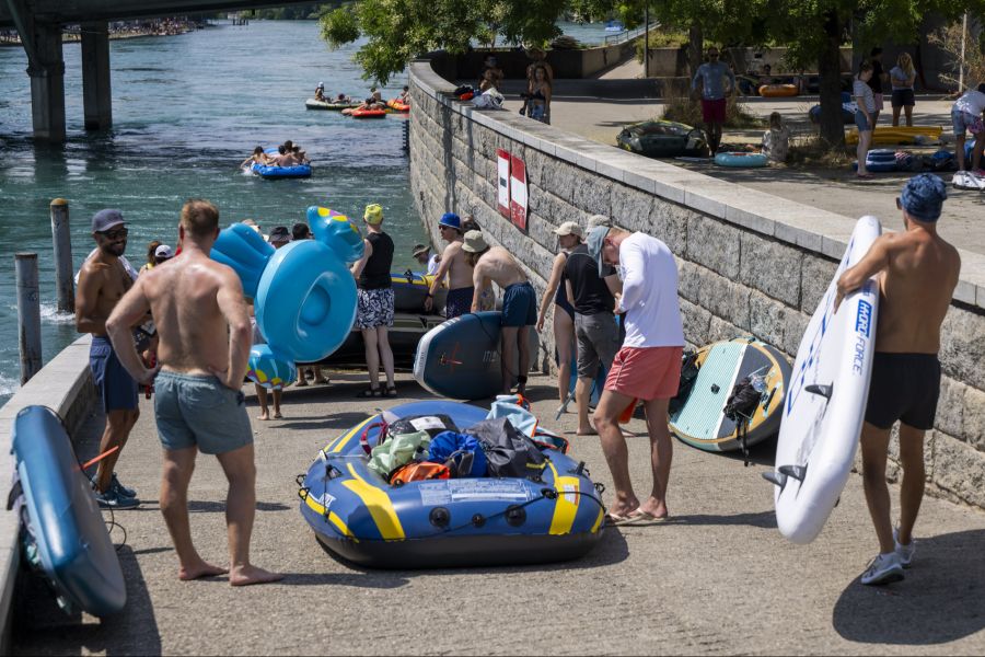 Die Rhone fliesst durch Genf und ist ein beliebter Ort zum Abkühlen im Sommer.