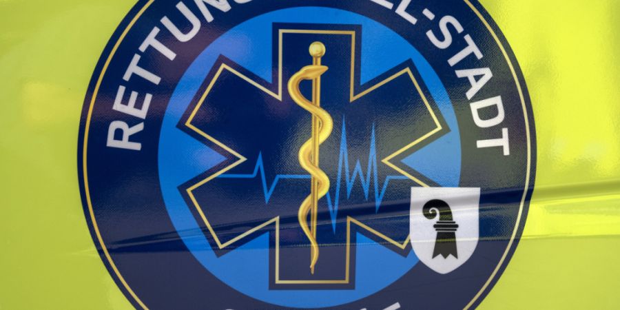 Die Rettung Basel-Stadt brachte am Dienstag einen lebensbedrohlich verletzten Mann ins Spital. Am Freitag informierte die Staatsanwaltschaft, dass der 26-Jährige verstorben sei. (Symbo...