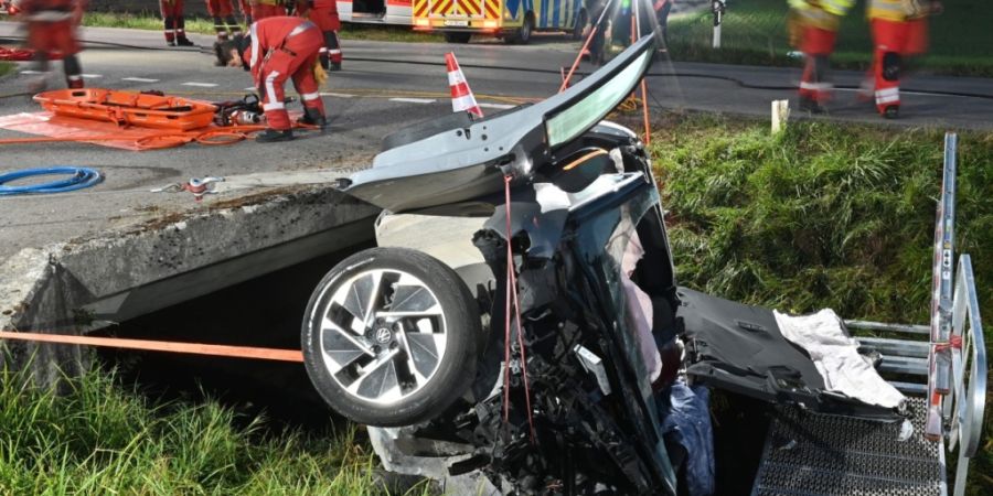 Ein 40-jähriger Autofahrer kam am frühen Freitagmorgen zwischen Rafz und Wil aus noch ungeklärten Gründen von der Strasse ab. Er musste schwer verletzt ins Spital geflogen werden.