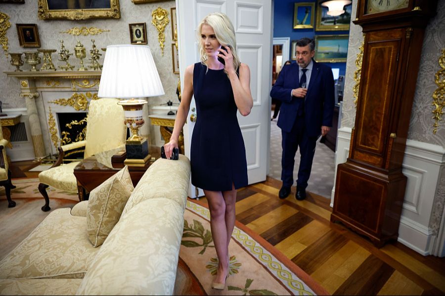Natalie Harp telefoniert im Weissen Haus. Eine neue Umfrage zeigt: Viele Amerikaner wollen mehr über ihre Rolle wissen.
