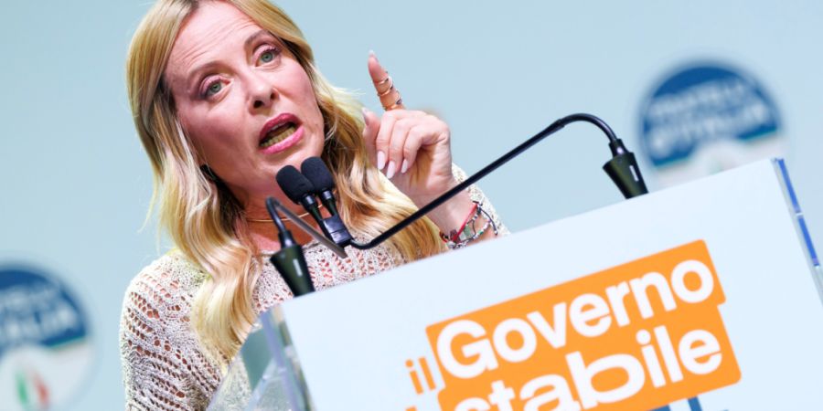 Die italienische Ministerpräsidentin Giorgia Meloni spricht in Bari. Foto: Roberto Monaldo/LaPresse/dpa - ACHTUNG: Nur zur redaktionellen Verwendung und nur mit vollständiger Nennung ...