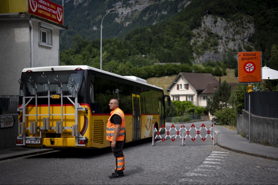 Postbusse dürfen ebenfalls durch die Absperrung.