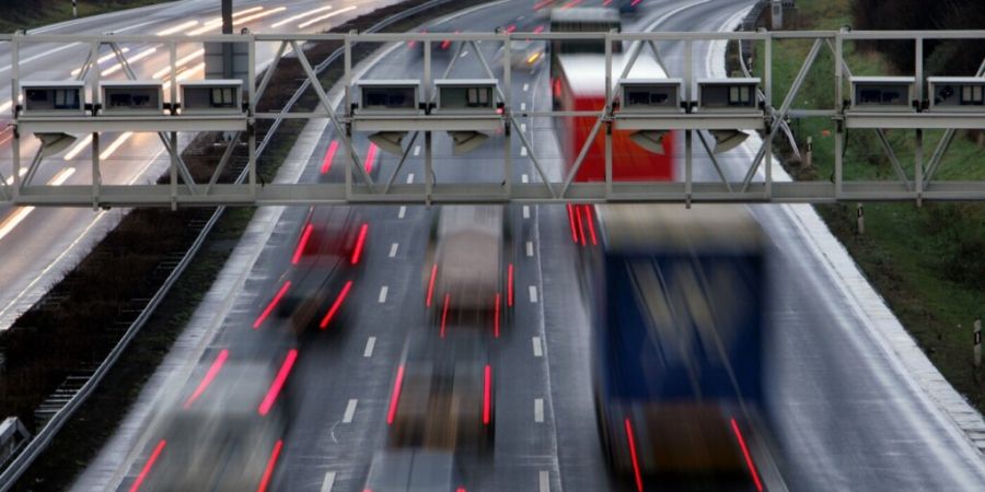 Der Kanton Bern will sein Polizeigesetz - darunter fällt auch die automatisierte Fahrzeugfahndung - rasch nachbessern. (Symbolbild)
