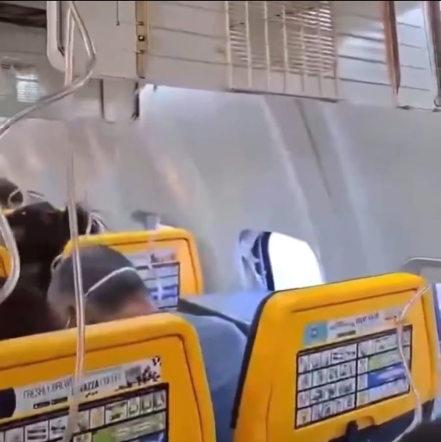Am 10. Juli zerbrach ein Fenster einer Ryanair-Maschine, wobei ein Passagier teilweise aus dem Fenster gezogen wurde.