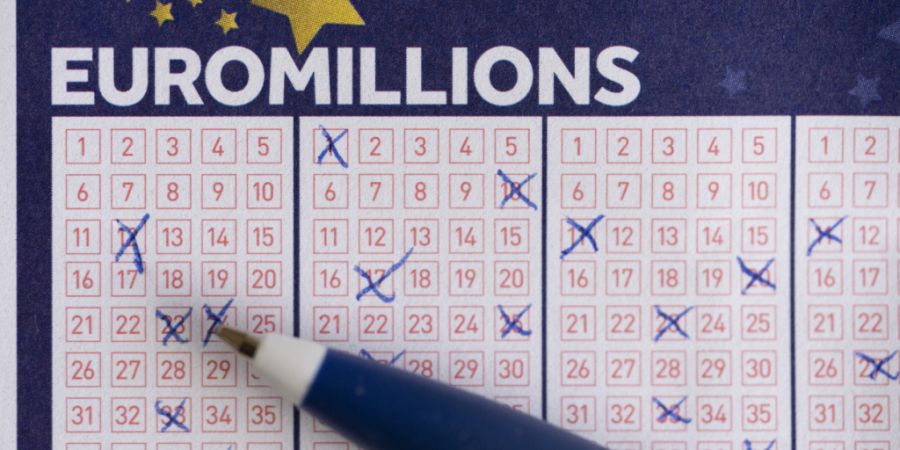 Eine Person füllt einen Euromillions-Spielschein von Swisslos aus. (Archivbild)